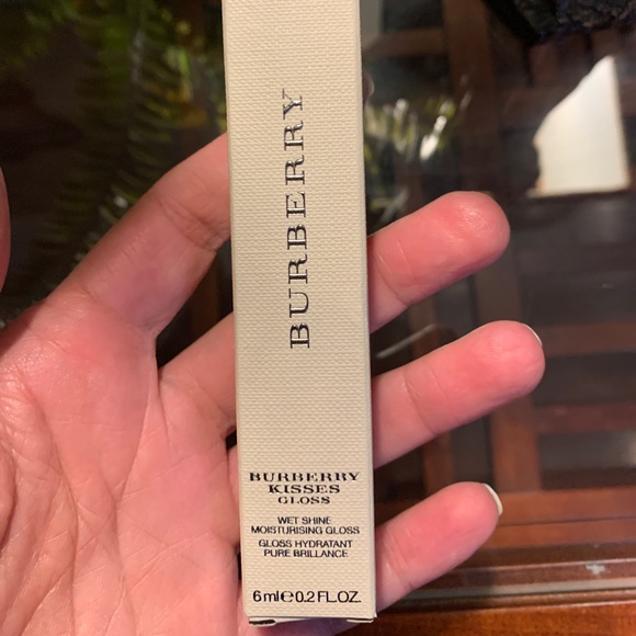 Authentic BURBERRY 6ml regiment red kisses gloss💋 - Picture 2 of 7